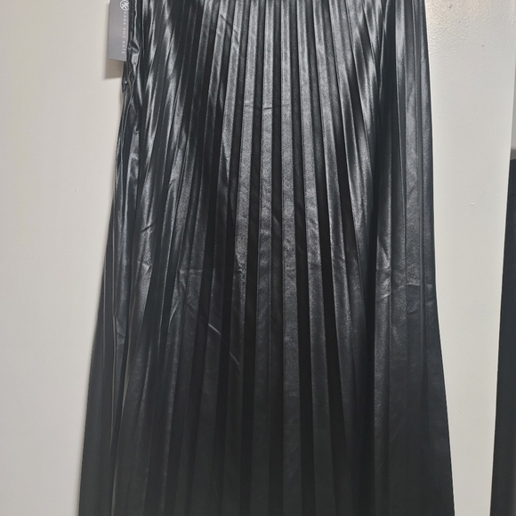 Black pleated faux leather midi skirt - Picture 4 of 6